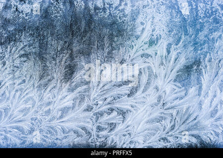 Il pupazzo di neve di vetro sullo sfondo di ghiaccio, naturali bellissimi fiocchi di neve. Frost pattern di ghiaccio. Foto Stock