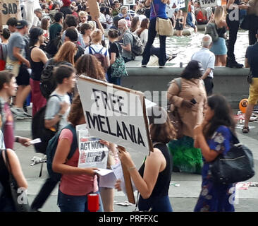 Londra, UK, 13 luglio 2018. 100.000 persone protestano contro la visita del Presidente statunitense Donald Trump. I manifestanti si raccolgono in Trafalgar Square. Una donna da passeggiate con un cartello che diceva "Libera Melania' in riferimento ai trionfi moglie Melania Trump. Foto Stock