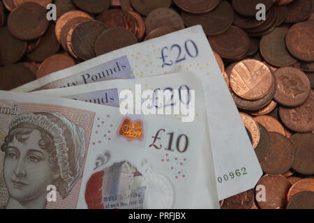 Valuta britannica dieci £10 e £20 banconote da venti libbre con monete di rame, denaro, sterlina Foto Stock