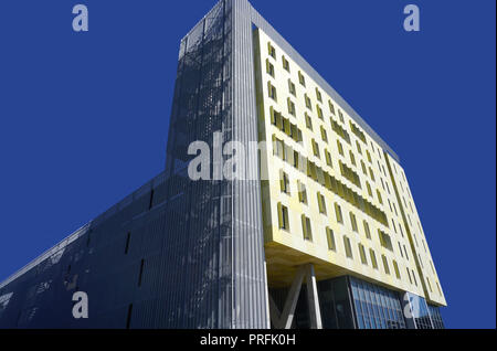 Fiume, Croazia, 30 settembre 2018. Edificio moderno della Facoltà di scienze umanistiche e sociali nel campus universitario nella città croata di Rijeka Foto Stock