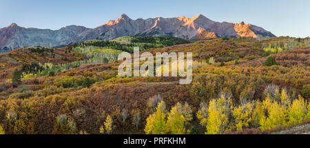 Il coloful autunno tableau visto dal Dallas dividere prima del sorgere del sole su un croccante di mattina nelle montagne di San Juan di Colorado. Foto Stock