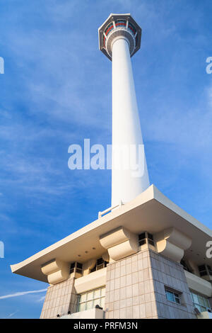 Busan Tower si trova a parco Yongdusan, Busan, Corea del Sud. Foto Stock
