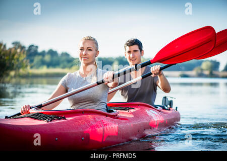 Giovane kayak insieme sul lago Foto Stock