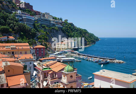 Vista sul porto di pescatori di Marina Piccola di Sorrento e Penisola Sorrentina e il golfo di Napoli, campania, Italy Foto Stock