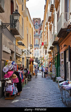 La Cattedrale dei SS. Filippo e Giacomo alla fine di un vicolo stretto, il centro storico di Sorrento e Penisola Sorrentina e il golfo di Napoli, campania, Italy Foto Stock