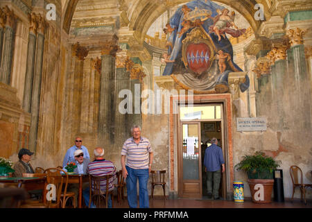 Sedile Dominova, punto di incontro per gli anziani a Piazetta Giuliani, affreschi del 18. secolo, la città vecchia di Sorrent, penisola di Sorrento, Italia Foto Stock