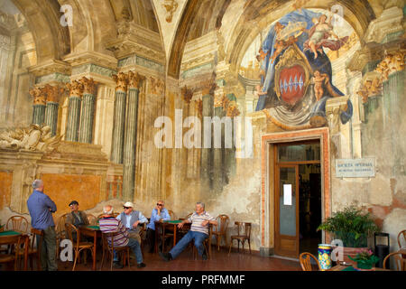 Sedile Dominova, punto di incontro per gli anziani a Piazetta Giuliani, affreschi del 18. secolo, la città vecchia di Sorrent, penisola di Sorrento, Italia Foto Stock