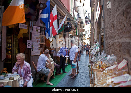 Negozi di souvenir e street cafe a uno stretto vicolo, il centro storico di Sorrento e Penisola Sorrentina e il golfo di Napoli, campania, Italy Foto Stock