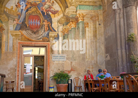 Sedile Dominova, punto di incontro per gli anziani a Piazetta Giuliani, affreschi del 18. secolo, la città vecchia di Sorrent, penisola di Sorrento, Italia Foto Stock