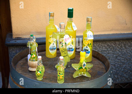 Il limoncello, un liquore di limone, specialità della regione, Sorrento e Penisola Sorrentina e il golfo di Napoli, campania, Italy Foto Stock