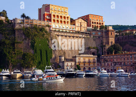 Luce della Sera a Marina Grande, l'Hotel Excelsior Vittoria sulla scogliera, Sorrento e Penisola Sorrentina e il golfo di Napoli, campania, Italy Foto Stock