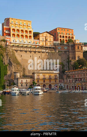 Luce della Sera a Marina Grande, l'Hotel Excelsior Vittoria sulla scogliera, Sorrento e Penisola Sorrentina e il golfo di Napoli, campania, Italy Foto Stock