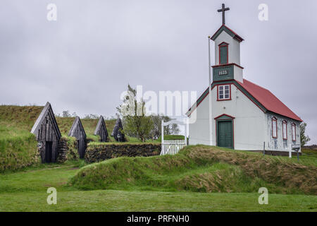 La chiesa e gli edifici storici in Keldur Turf House Museum nella parte sud dell'Islanda Foto Stock