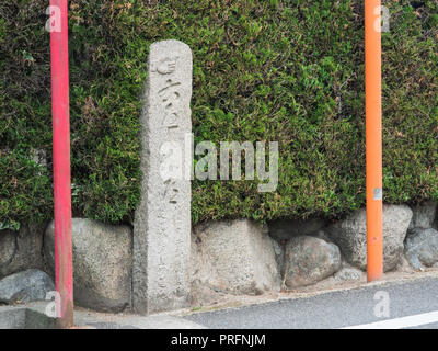 Dito di pietra montante di guida, henro no Michi trail, Shikoku 88 tempio pellegrinaggio, Ehime Giappone Foto Stock