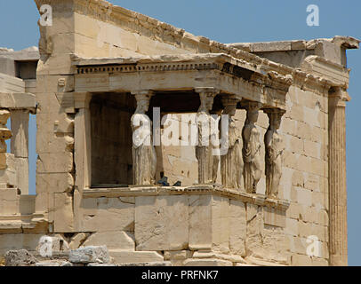 La Grecia. Atene. Acropoli. Eretteo. Tempio ionico che è stato costruito nel 421 A.C. da architetto ateniese mnesicle (Pericle età). Kariatides (portico delle Cariatidi). Foto Stock