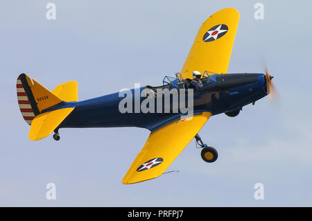 Fairchild PT-19 Cornell aereo in volo ad un airshow. Addestratore primario della seconda guerra mondiale per lo United States Army Air Corps con vecchi contrassegni di stile Foto Stock