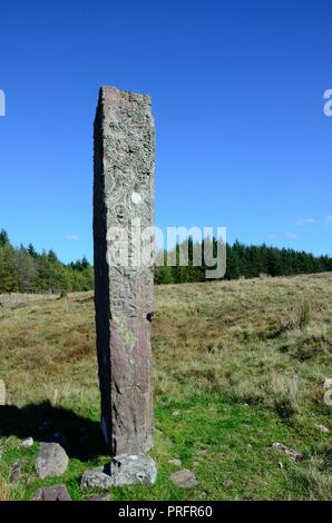 Madoc Maen Maen Madog permanente di menhir in pietra con iscrizione in latino a fianco di Sarn Helen Strada Romana Brecon Beacons Fforest Fawr Geopark Galles cymru REGNO UNITO Foto Stock