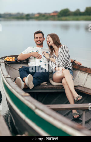 Coppia felice avendo divertimento rilassante gita in barca sul lago. Data romantico. Il concetto di relazione Foto Stock