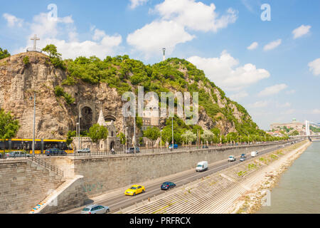 La collina Gellert con ordine di Paolino grotta chiesa e la Statua della Libertà, vista dal ponte della Libertà, Budapest, Ungheria Foto Stock