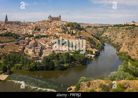 Toledo Toledo Provincia, Castilla-La Mancha Spagna. Vista complessiva del centro storico che mostra il fiume Tago (Rio Tajo) e l'Alcazar. Il cathe Foto Stock