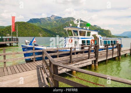 St.Gilgen, Austria - 23 Maggio 2017: nave passeggeri a St.Gilgen pier su alpino austriaco il lago Wolfgangsee Foto Stock