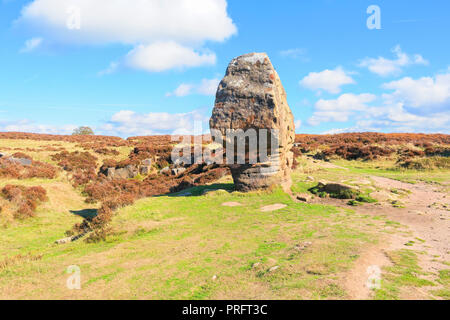 Su Stanton Moor nel Derbyshire Dales antica pietra di Cork sorge accanto ad una piccola cava abbandonata Foto Stock