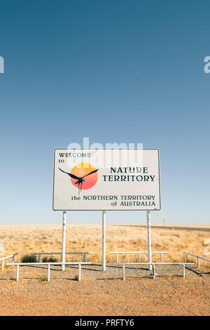 Segno al confine del Territorio del Nord e Queensland, Australia Foto Stock