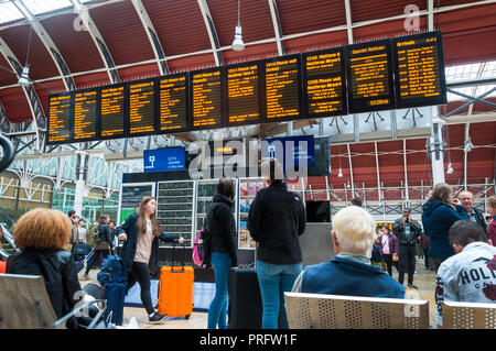 La stazione ferroviaria di Paddington, Londra, Regno Unito. In attesa di un treno di seguito platfom, indicatore di destinazione display. Foto Stock