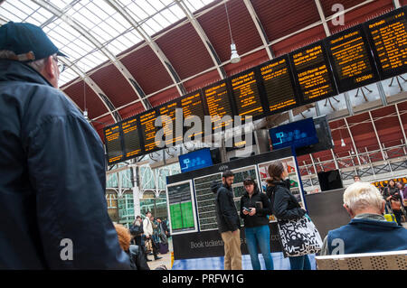 La stazione ferroviaria di Paddington, Londra, Regno Unito. In attesa di un treno di seguito platfom, indicatore di destinazione display. Foto Stock