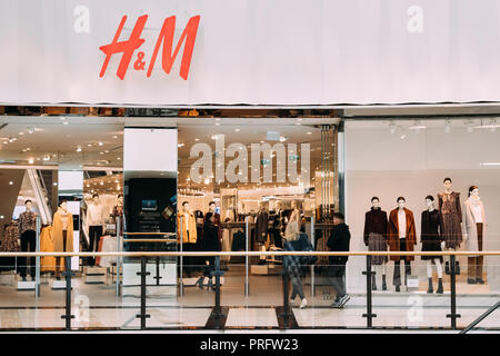 Varsavia, Polonia - 27 Settembre 2018: le persone camminare vicino a H&M Hennes & Mauritz Store nel Centro Commerciale per lo Shopping Foto Stock