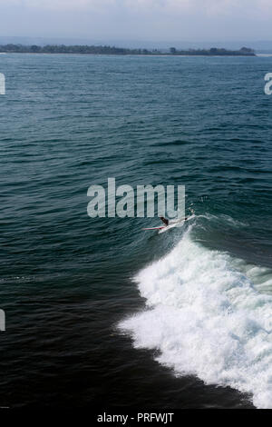 Longboard surf un ondata di Batu Karas, Java, Indonesia Foto Stock