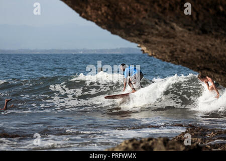 Longboard surf un ondata di Batu Karas, Java, Indonesia Foto Stock
