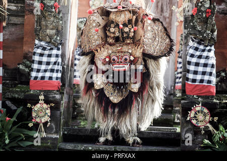 Barong ballerini sul palco a Bali, in Indonesia Foto Stock