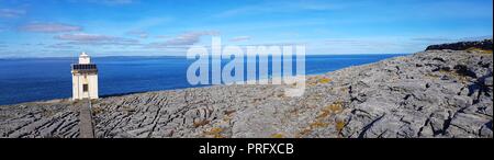 Testa nera County Clare Irlanda. Il burren national park lungo la selvaggia atlantic modo sul geoparco geotourism rotta. bella campagna irlandese lan Foto Stock