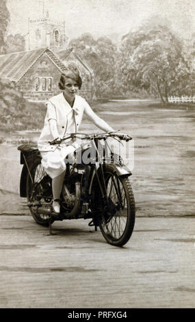 Giovane donna in posa per una fotografia in studio su un veterano 1928/9 JAP propulsori 350cc valvola lato motocicletta negli anni trenta del novecento Foto Stock