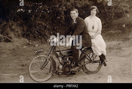 Gentleman & signora seduta lato sella sulla loro 1918 Levis due moto di corsa Foto Stock