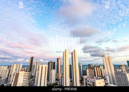 Skyline edifici in un cielo Rosa tramonto giorno a Boa Viagem Beach, Recife, Pernambuco, Brasile Foto Stock