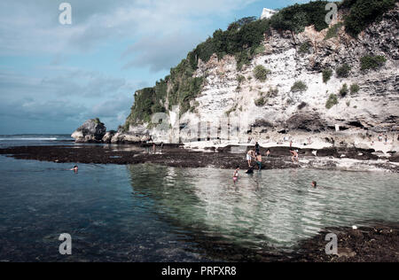 Piscine a bassa marea a Uluwatu sulla Penisola di Bukit, Bali, Indonesia Foto Stock