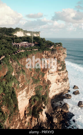 Tempio di Uluwatu e scogliere che si affacciano sull'oceano sulla penisola di Bukit, Bali Foto Stock