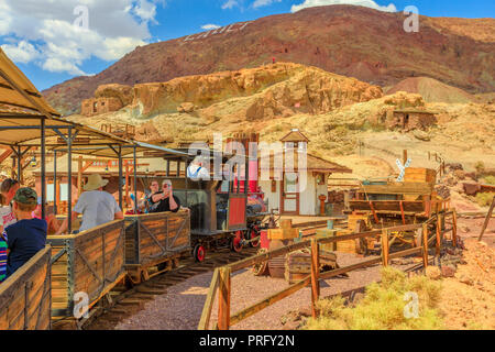 Il calicò, California, Stati Uniti - Agosto 15, 2018: calicò treno corre un viaggio turistico attraverso le antiche miniere di Calico Ghost Town sulle montagne di Calico. Foto Stock