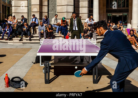 Ufficio lavoratori giocando a ping-pong (Ping Pong) durante la loro ora di pranzo, Paternoster square, London, Regno Unito Foto Stock