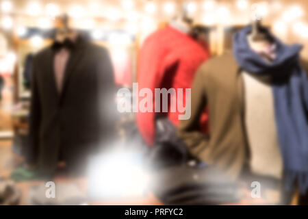Negozio con tute sfocate, pullover, sciarpa e altro abbigliamento Foto Stock