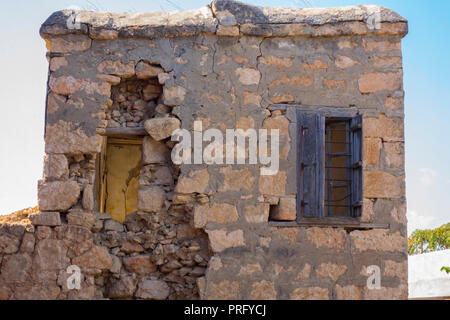 Paesaggio con rovine della vecchia casa contro il cielo blu. Luogo storico, resti della casa di pietra dove uno dei primi coloni vissuto in Turchia Foto Stock