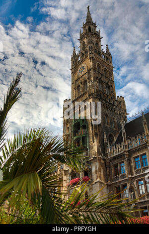 Il nuovo municipio (Neues Rathaus) dotato della Rathaus-Glockenspiel sulla Marienplatz a Monaco di Baviera, Germania. Il comune si trasferì a questo, il nuovo T Foto Stock