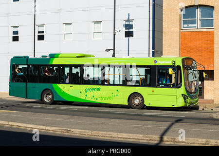 Un Cambridge blindosbarra bus la guida lungo la stazione Place road a Cambridge per una mattinata estiva, Cambridge, Regno Unito Foto Stock