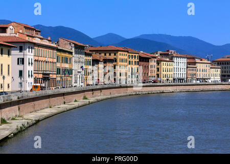 Oltre il fiume Arno della città di Pisa in Toscana la regione dell'Italia centrale. Foto Stock