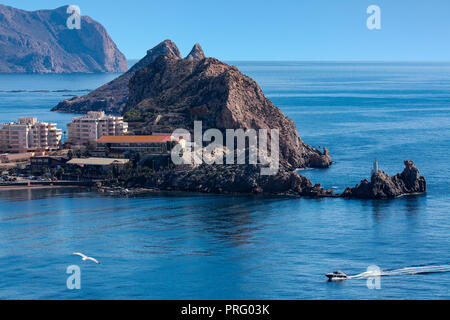 Paesaggistica costa vicino al porto mediterraneo di Aguilas sulla Costa Calida in Murcia, a sud-est della Spagna. Foto Stock