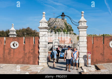 La gente camminare attraverso l'ingresso per la vecchia fortezza veneziana in Corfù Corfù, Grecia Foto Stock