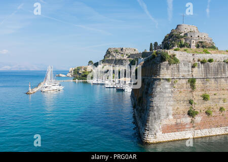 Il mare intorno all'antica fortezza veneziana in Corfù Corfù, Grecia Foto Stock