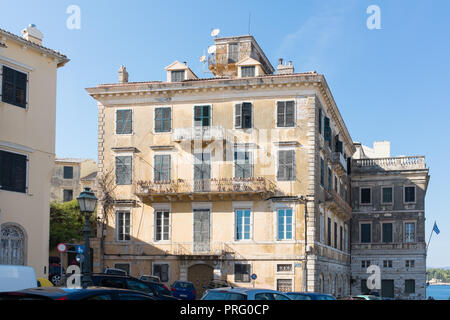 Grandi e vecchi maestoso edificio di pietra nella città di Corfù, Corfù Foto Stock